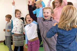 Bei der Einweihung präsentieren die Kinder der St.-Georg-Grundschule ein kleines Programm.