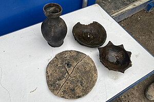 Funde auf der Rathaus-Baustelle, u.a. eine vollständige erhaltene Keramikkanne.