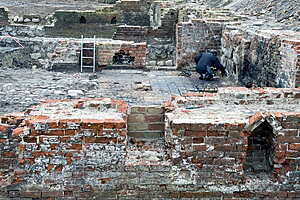 Keller der Giebelhäuser An der Hege (vorn Brandmauer zwischen historischen Nummern 4 und 5) aus dem späten 13. Jahrhundert mit Winkelsturznische. Foto: KOE