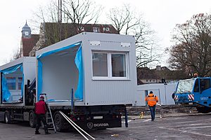 24 Container werden angeliefert, in der Summe ergeben sie vier Klassenräume.