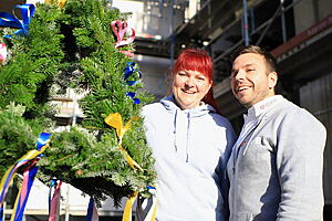 Über dem Neubau schwebt die Richtkrone:Einrichtungsleiterin der Kita Gänseblümchen Melanie Witt und Polier Frank Markewitz von HDFB freuen sich über den Baufortschritt.