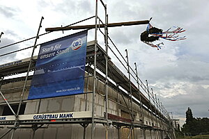 Über dem neuen Vereinsgebäude weht der Richtkranz.