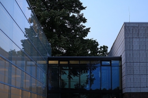 Über einen Glasgang sind die Kunsthalle und das Schaudepot miteinander verbunden. 