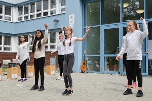 Am 24. Juni dieses Jahres soll erneut ein Flashmob zur Rostock Hymne getanzt werden. Die Schülerinnen der Godewindschule machen vor wie es geht. 