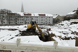 Anfang Dezember 2023 versinkt die Baustelle in Schnee und Nebel.