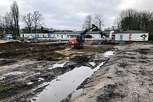 Arbeiten an der Baugrube. Mitte März 2024 beginnt hier der Rohbau des neuen Vereinshauses.