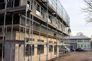 Auf der Baustelle geht es zügig voran. Im Sommer soll die Schule eröffnet werden.