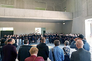 Baustellenkonzert mit dem Chor des Musikgymnasiums.