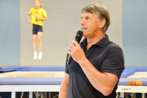 Bundestrainer Lutz Buschkow erklärt die Grundlagen des Wasserspringens.