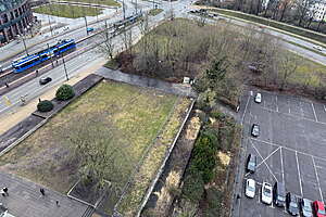 Das Baufeld für den Theaterneubau. Zuerst werden wild wachsende Bäume und Sträucher entfernt (Bildhintergrund). 