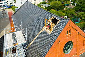 Das Dach der Turnhalle ist bereits erneuert. Jetzt wird noch das alte Dämmmaterial entfernt, damit das Dach zeitgemäß gedämmt werden kann.