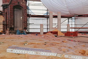 Das Dach des Rostocker Wasserturms wurde von etlichen Schichten Dachpappe befreit und wird neu abgedichtet. 