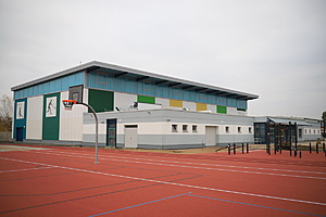 Das Projekt umfasst neben den Bau einer Sporthalle ebenso die Realisierung einer Sportfreianlage inklusive Outdoor-Fitnessgeräten.