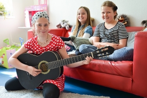 Der Hort Lotsenkinder bietet vielfältige Möglichkeiten für die Freizeitgestaltung. Stella spielt Gitarre, Matilda schreibt Gedichte und Lara entspannt gerne mit ihren Freundinnen (v. l. n. r.).