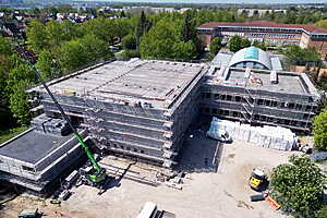 Der Neubau sorgt zusammen mit den Bestandsgebäuden für Campus-Charakter.