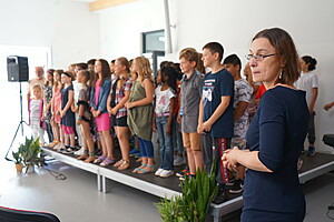 Die dritten Klassen singen während der Eröffnung 