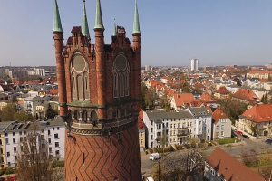 Die Fassadenkletterer hängen in den Seilen.