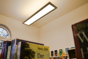 Die neuen LED-Pendelleuchten sorgen für eine optimale Ausleuchtung der Bücherregale.