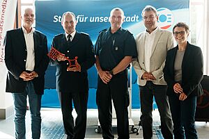 Erinnerungsfoto mit den Planern Cordula Claußen und Josef Knipping (l.), Ralf Gesk (2. v. l.) und Ronny Mönck (Mitte) von der Feuerwehr sowie KOE-Projektleiter Uwe Hintze (2. v. r.).