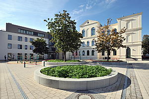 Geschaffen wurde ein gelungenes Ensemble aus Neubau und denkmalgeschütztem Altbau. Foto von Joachim Kloock