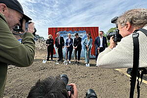 Großes Medieninteresse beim Spatenstich für das neue Volkstheater.