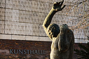 Im zweiten Bauabschnitt wird das Fassadenrelief saniert. Im zweiten Bauabschnitt wird das Fassadenrelief saniert.