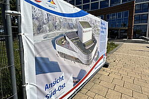 Info-Planen mit QR-Code am Bauzaun.