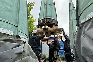 Jeder einzelne der sechs Ziertürme wurde mit einem Autodrehkran auf das Dach des Wasserturms gehoben. 