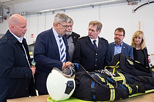Johann Edelmann, Leiter des Rostocker Brandschutz- und Rettungsamtes, erklärt die Module der Ausbildung zum Feuerwehrmann oder zur Feuerwehrfrau.