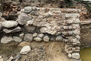 Mauerwerk mit Zahnung. An dieser Stelle begann um 1300 die „Versteinerung“ des Quartiers.