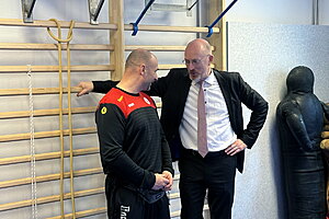 Minister Christian Pegel (rechts) im Rahmen der offiziellen Eröffnung am 19. März 2024 im Gespräch mit Benno Gallinat, Ringer-Trainer beim SV Warnemünde.