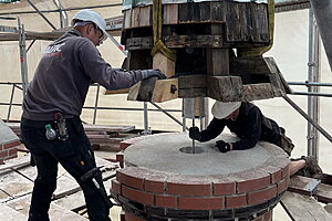 Montage eines Zierturms auf seinem Auflager. Foto: Grebin Architekten