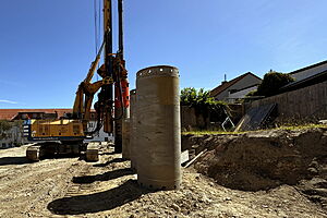 Bohrhülsen für die Herstellung der Betonpfahlwand.