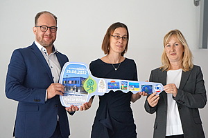 Schulsenator Steffen Bockhahn und KOE-Betriebsleiterin Sigrid Hecht (r.) überreichen Schulleiterin Madlen Wilde-Zimmermann den Schlüssel für ihr neues Schulgebäude.