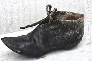 Sehr gut erhaltener Lederschuh (Ende 14., Anfang 15. Jahrhundert). Foto: Dr. Jörg Ansorge (AIM-V)