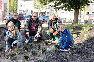 Senator Steffen Bockhahn nahm mit zwei Hortkindern die letzten Pflanzungen für die Verschönerung des Schulhofs vor.