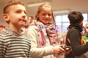 Silke ist täglicher Gast in der Kinderbibo, auch weil es dort neben jeder Menge guter Bücher auch eine Daddelecke gibt. 