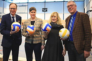 Staatssekretär Jochen Schulte aus dem Wirtschaftsministerium M-V, Rostocks Oberbürgermeisterin Eva-Maria Kröger, KOE-Chefin Sigrid Hecht und Holger Verchow, Schulleiter RBBZ, eröffneten gemeinsam die Sporthalle.
