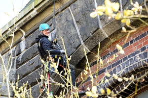 Stefan Priebe gehört zum Team von Special Rope Access. Die Firma wurde vom Eigenbetrieb KOE Rostock beauftragt.