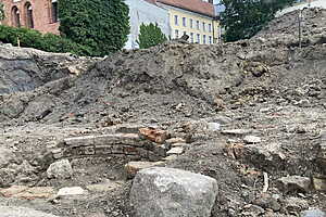 Ziegellatrine, die wahrscheinlich nach dem großen Stadtbrand von 1677 mit Bauschutt verfüllt wurde. 