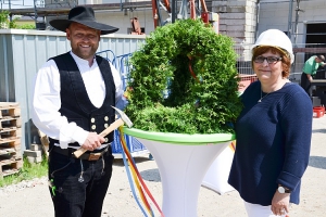 Zimmerer René Fenske und Kitaleiterin Claudia Heinze