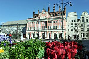 Das Rathaus in Rostock ist ein aus drei Häusern bestehender Gruppenbau, dessen Entstehung bis in das 13. Jahrhundert zurückreicht.