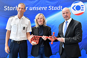 Symbolische Schlüsselübergabe mit Amtsleiter Michael Allwardt (l.), KOE-Betriebsleiterin Sigrid Hecht und Finanzsenator Chris von Wrycz Rekowski