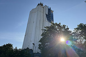 Wasserturm in Schutzplane