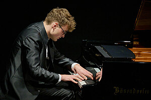 Der Pianist Philipp Thönes. Fotograf: Mirco Dalchow Der Pianist Philipp Thönes. Fotograf: Mirco Dalchow